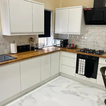 3 Bed - Sleeps 7 - Free Parking - Location 度假居