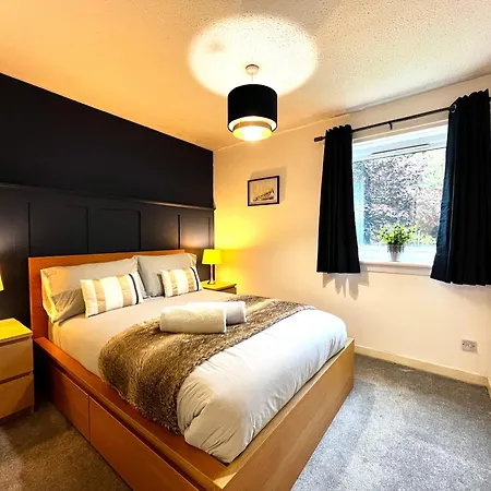 Ground Floor Flat With Free Parking & Wifi * Glasgow