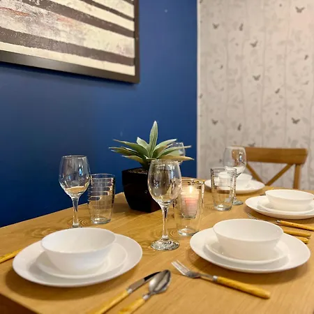 Ground Floor Flat With Free Parking & Wifi Appartement *