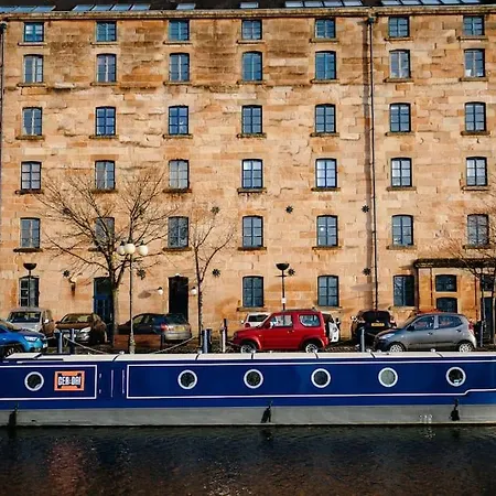 Gerda - Where City Buzz Meets Canal Calm Botel Glasgow