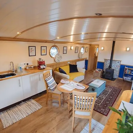 Botel Gerda - Where City Buzz Meets Canal Calm *