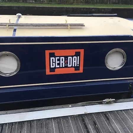 Gerda - Where City Buzz Meets Canal Calm Botel Glasgow