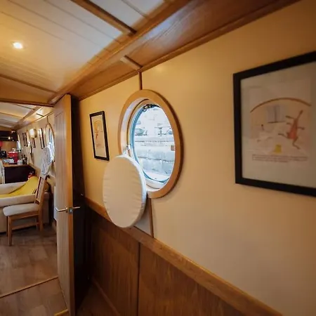 Gerda - Where City Buzz Meets Canal Calm Botel *