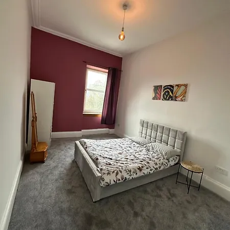 Spacious 5 Bedroom House Close To West End