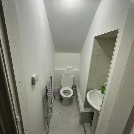 Spacious 5 Bedroom House Close To West End *