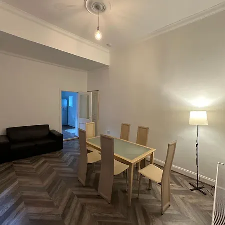Spacious 5 Bedroom House Close To West End Дом отдыха