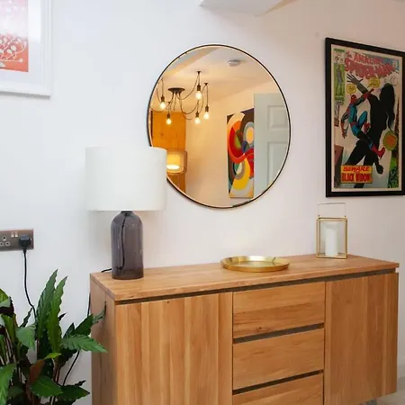 Апартаменты Beautiful 2 Bed Flat With A Private Terrace Глазго