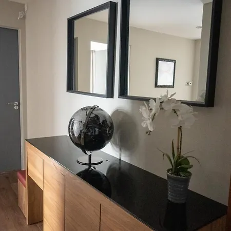 Stunning 3 Bed Penthouse In West End *