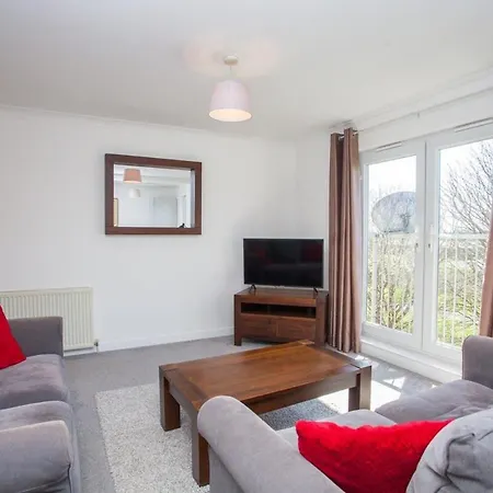 3 Bedroom Duplex With Free Parking