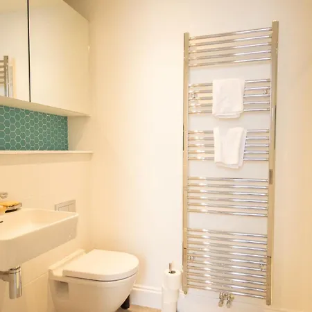 Stunning 3 Bed Flat In The Heart Of The West End *