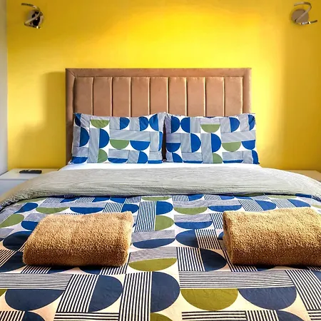 Cosy 4 Bedroom In - Free Parking *