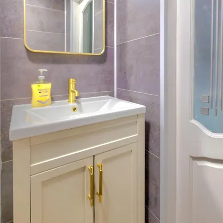 Cosy 4 Bedroom In - Free Parking *