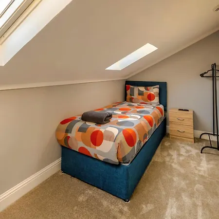 Cosy 4 Bedroom In - Free Parking *