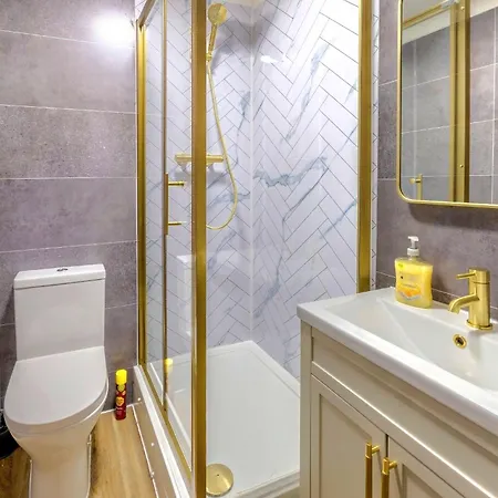 Cosy 4 Bedroom In - Free Parking