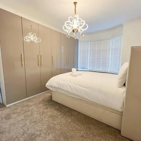 Spectacular Modern Luxury King Bed * Глазго