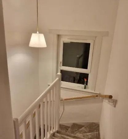Archillects Entire Two Bedroom Comfy House - Free Parking Holiday home Glasgow