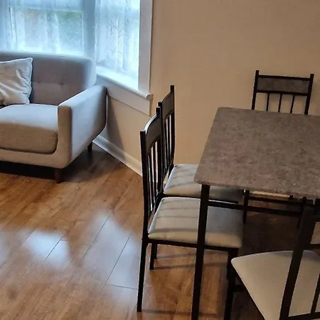 Archillects Entire Two Bedroom Comfy House - Free Parking Holiday home