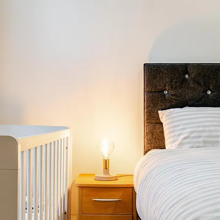 Newly Furnished Flat 4 Minutes Walk To Metro *