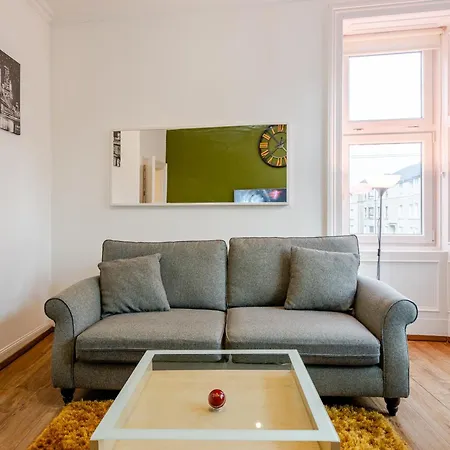 Newly Furnished Flat 4 Minutes Walk To Metro * Glasgow