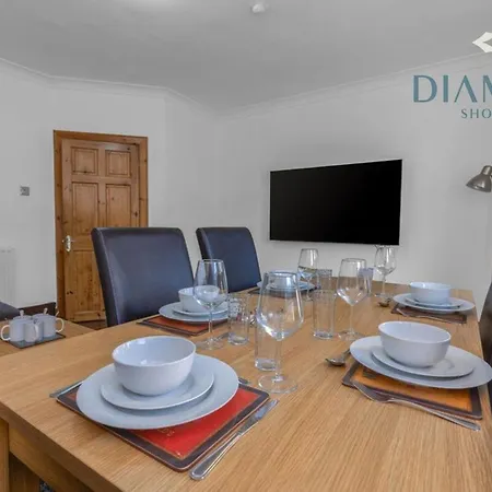 Lovely 3 Bed Ground Floor - Sleeps 5 - Very Central, Easy Access To And Surrounding Areas - Free Parking Glasgow