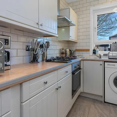 Lovely 3 Bed Ground Floor - Sleeps 5 - Very Central, Easy Access To And Surrounding Areas - Free Parking Apartment *