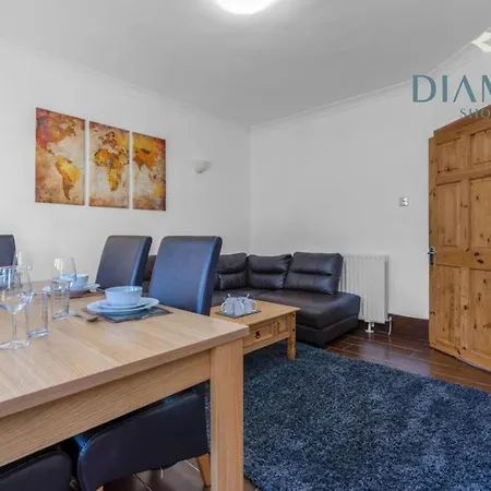 Apartment Lovely 3 Bed Ground Floor - Sleeps 5 - Very Central, Easy Access To And Surrounding Areas - Free Parking