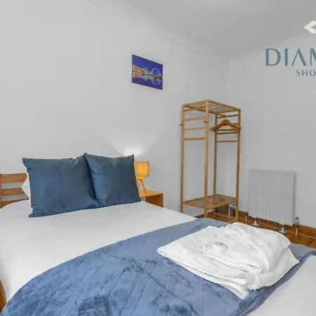 Apartment Lovely 3 Bed Ground Floor - Sleeps 5 - Very Central, Easy Access To And Surrounding Areas - Free Parking