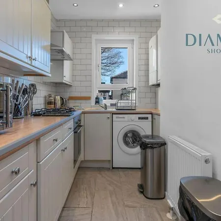Lovely 3 Bed Ground Floor - Sleeps 5 - Very Central, Easy Access To And Surrounding Areas - Free Parking Apartment *