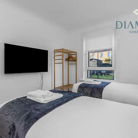 Lovely 3 Bed Ground Floor - Sleeps 5 - Very Central, Easy Access To And Surrounding Areas - Free Parking Apartment Glasgow