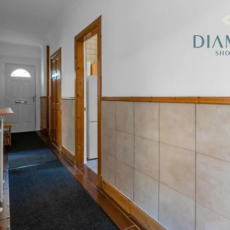 Lovely 3 Bed Ground Floor - Sleeps 5 - Very Central, Easy Access To And Surrounding Areas - Free Parking Glasgow