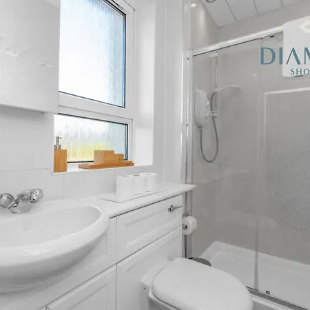 Apartment Lovely 3 Bed Ground Floor - Sleeps 5 - Very Central, Easy Access To And Surrounding Areas - Free Parking