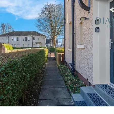 Lovely 3 Bed Ground Floor - Sleeps 5 - Very Central, Easy Access To And Surrounding Areas - Free Parking *
