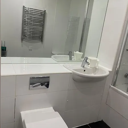 Apartment Exceptional And Spacious Flat Next To Station