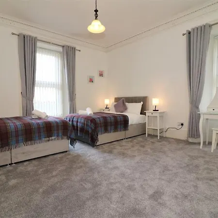 10 Bedrooms Pool Table Garden Piano * Glasgow