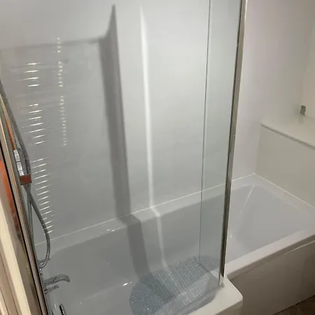 3 Bed ,2 Bedroom Near Centre Appartement *