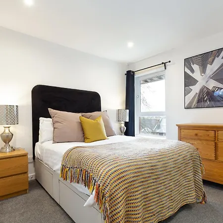 Modern 2 Bed Broompark/central Apt. With Parking Appartement *