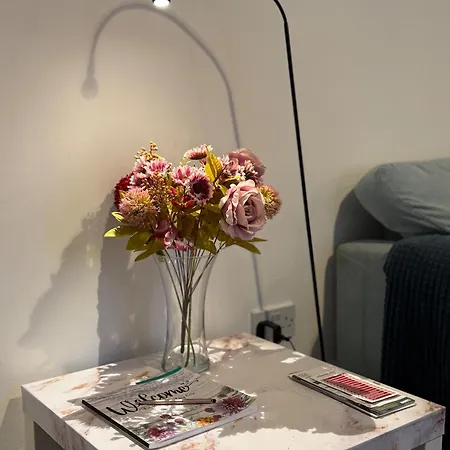 2 Bed Flat - Street Parking