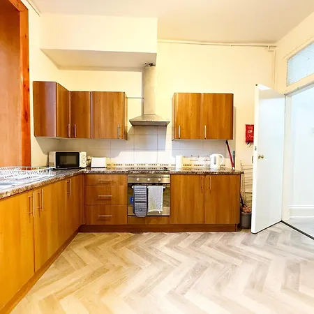 2 Bed Flat - Street Parking *