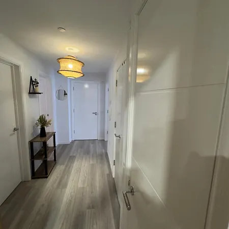 Modern Flat In Free Parking & Wifi