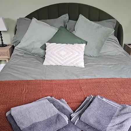 Beautiful Self Contained With Garden Apartment Glasgow