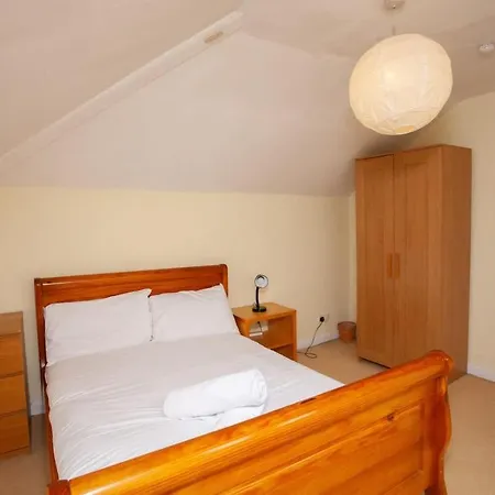 3 Bed Flat With Parking * Глазго