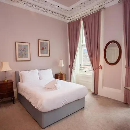 Spacious 4-bedroom Retreat In * Glasgow