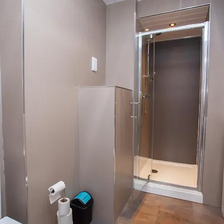 Spacious 4-bedroom Retreat In *