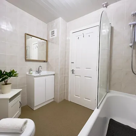 Chic & Cozy 2-bed Flat In - Free Parking *