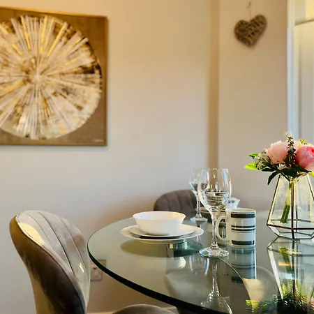 Chic & Cozy 2-bed Flat In - Free Parking * Glasgow