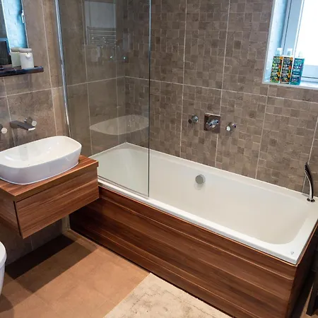 3br-sleeps6-parking-garden-citycentre *