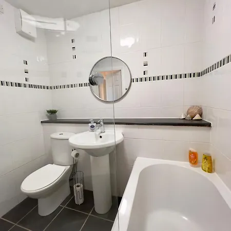 아파트 Sleek & Modern 2br - Easy Access To Centre