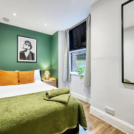 Spacious 4 Bedroom Near West End Apartmán *