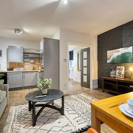 Spacious 4 Bedroom Near West End Διαμέρισμα *