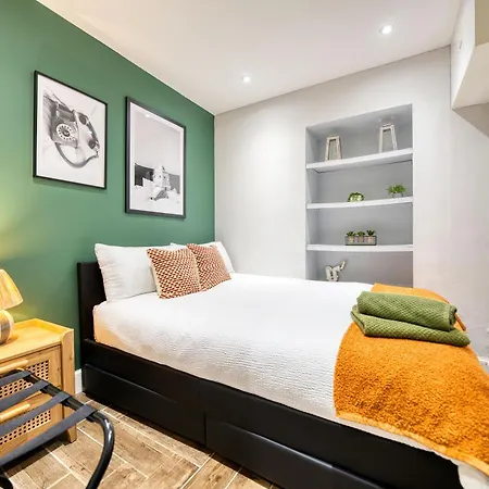 Spacious 4 Bedroom Near West End Διαμέρισμα *
